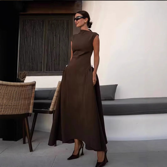 Robe A-ligne pour femmes avec décolleté asymétrique et élégants plis Chic und Stil