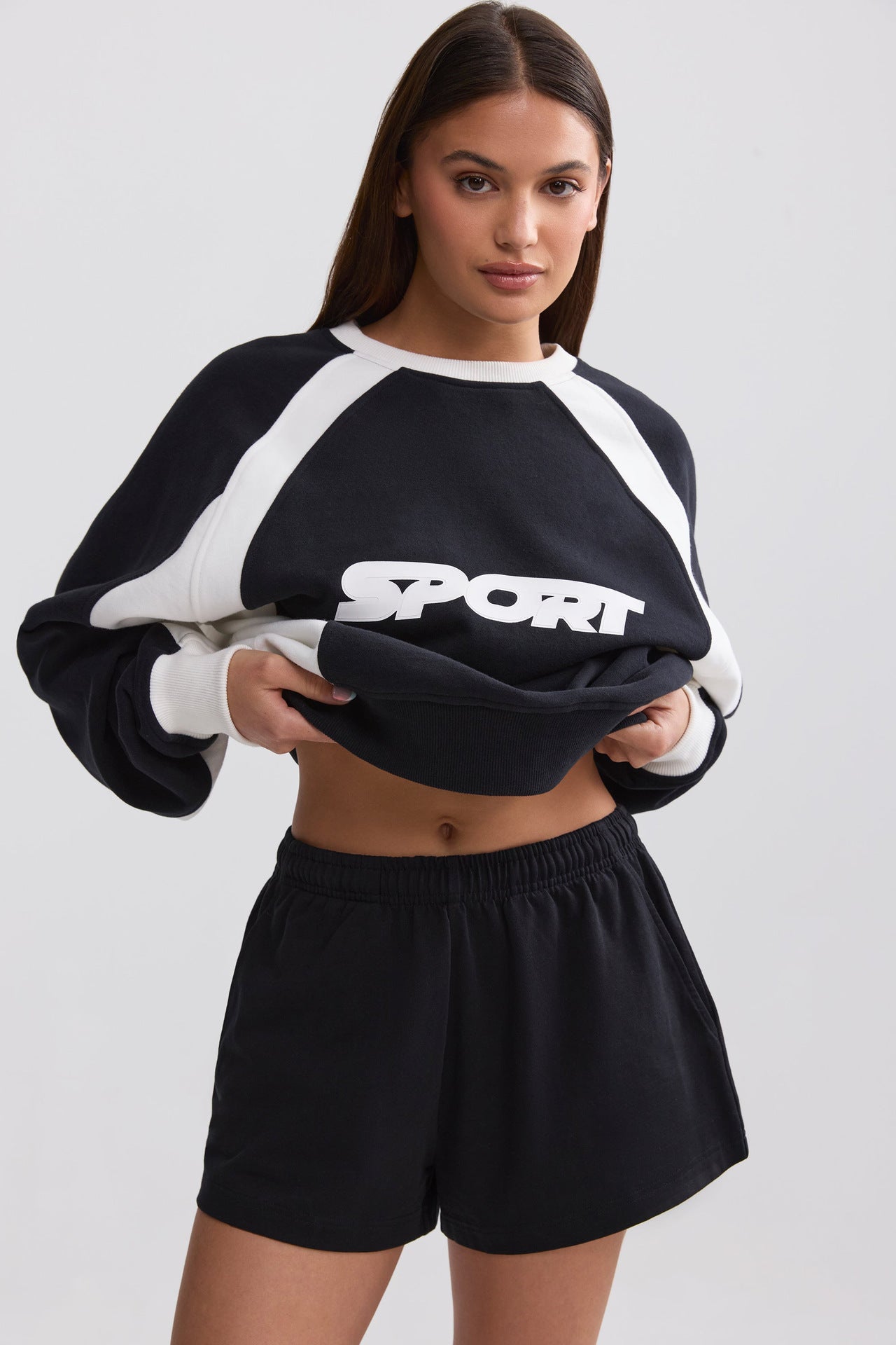 Ensemble de sweat-shirt sportif et de shorts pour femmes Chic und Stil