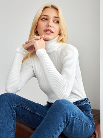Pull-over à col roulé pour dames avec un design côtelé et une coupe décontractée Chic und Stil