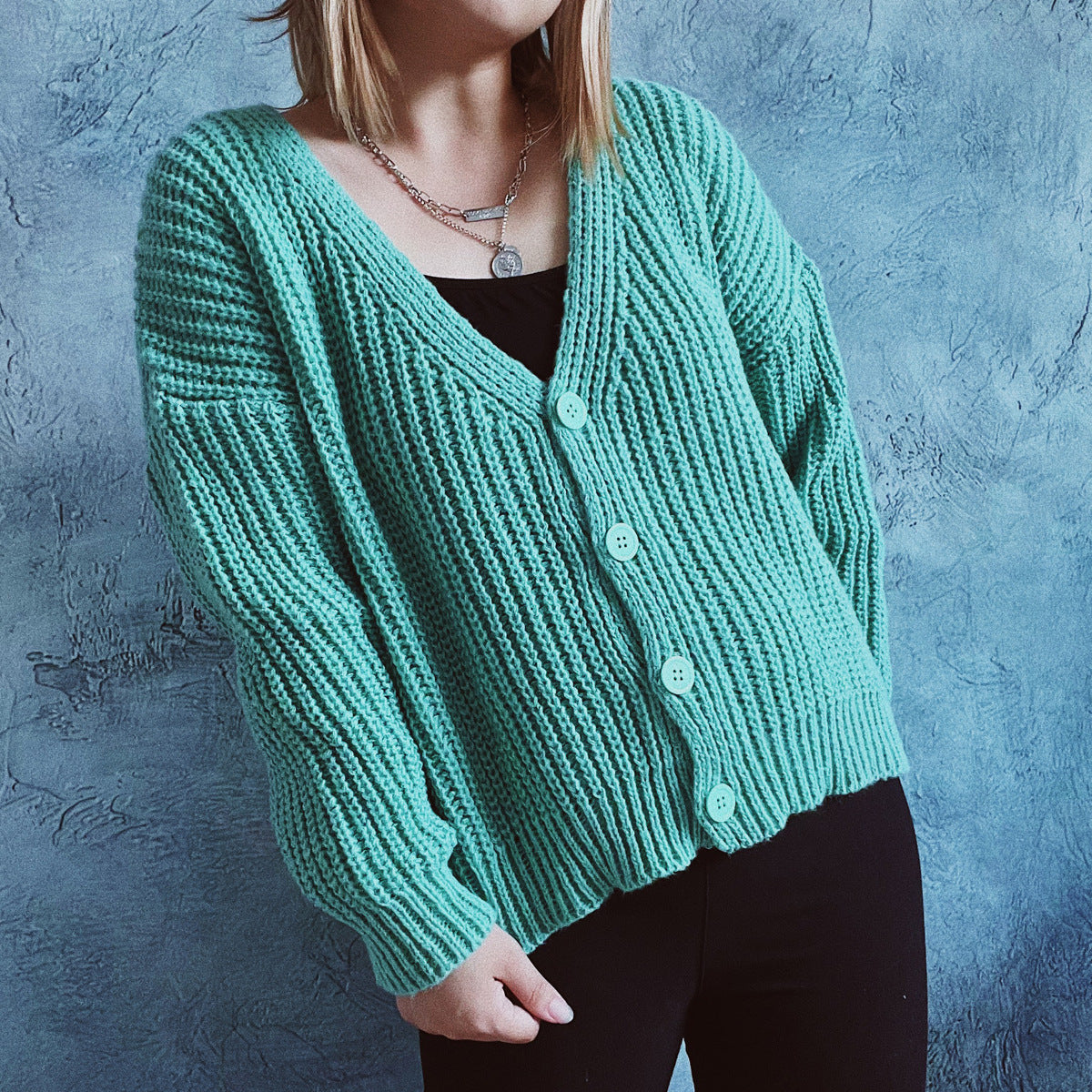 Dames pull-over tricot moelleux avec des détails de bouton modernes et une coupe ample Chic und Stil