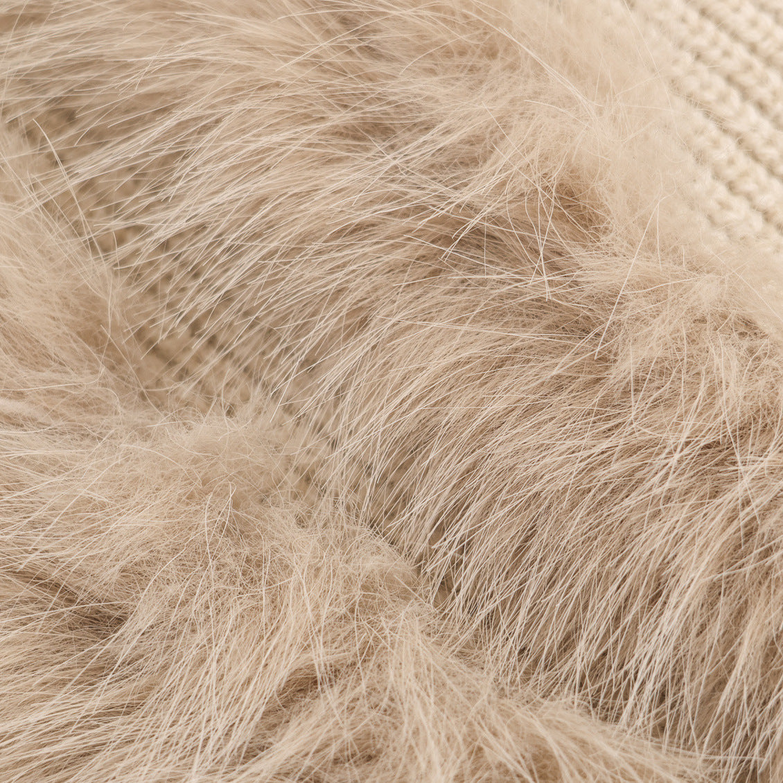 Pull en tricot pour femmes avec un mélange de laine fin et une élégante finition en fourrure Chic und Stil