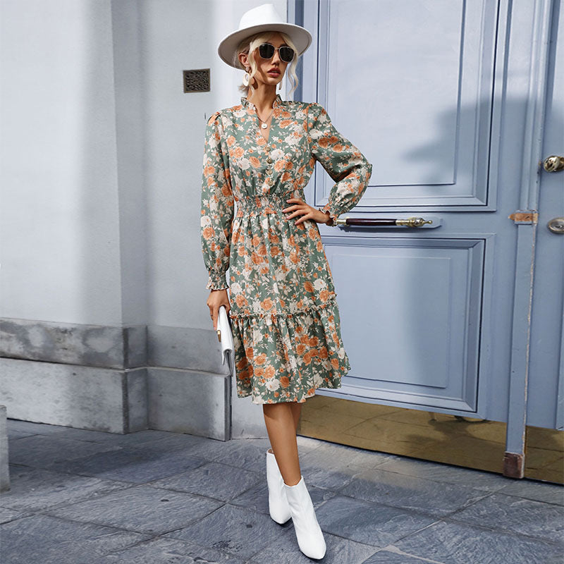 Robe midi pour femmes avec des accents floraux et des détails froncés Chic und Stil