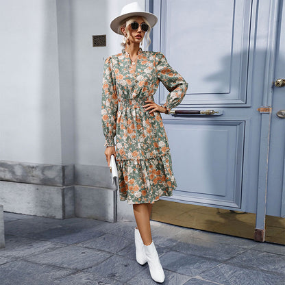 Robe midi pour femmes avec des accents floraux et des détails froncés Chic und Stil
