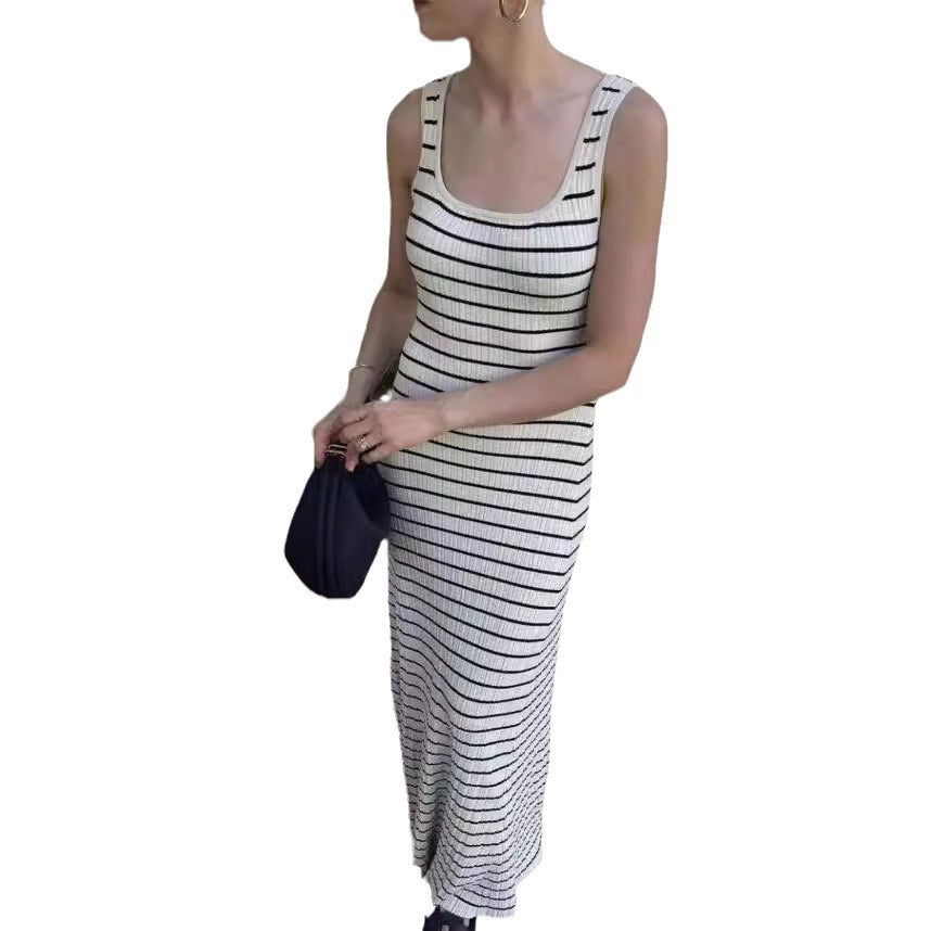 Robe en tricot longue pour femmes avec un motif rayé tendance et un décolleté plongeant Chic und Stil