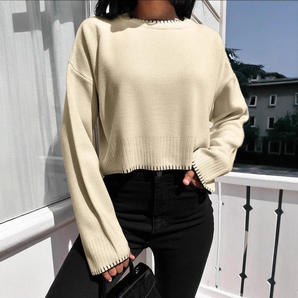 Pull en maille décontracté pour femmes avec des coutures contrastantes et une coupe courte Chic und Stil