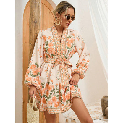 Robe femme avec détails floraux et ceinture à la taille Chic und Stil