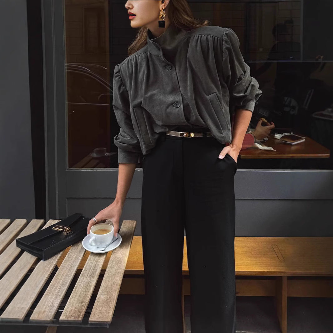 Chemisier oversize pour femmes avec un design plissé chic et des détails de boutons élégants Chic und Stil