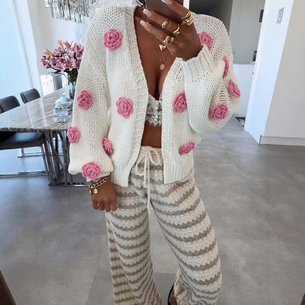 Dames confortable cardigan en tricot avec des applications de fleurs ludiques Chic und Stil