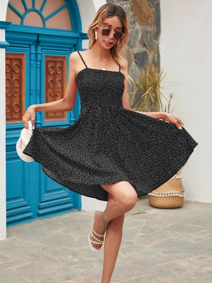 Robe à col halter pour femmes avec une silhouette aérienne et un joli motif à pois Chic und Stil