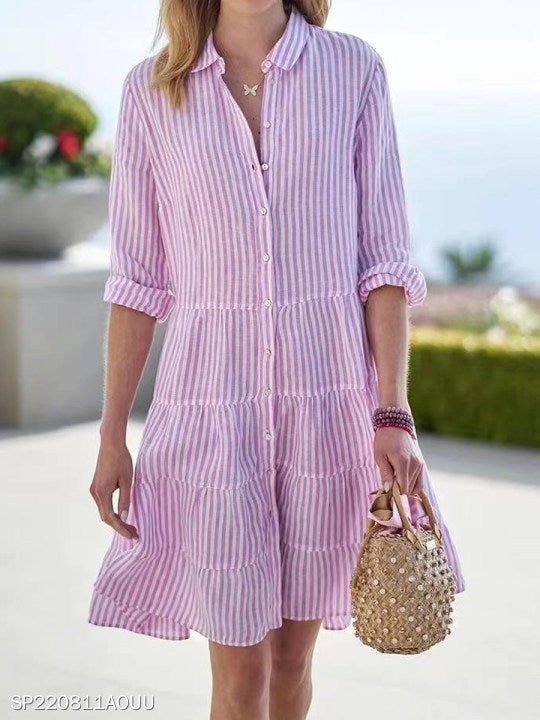 Robe chemise pour femmes avec un design rayé et une élégante patte de boutonnage Chic und Stil