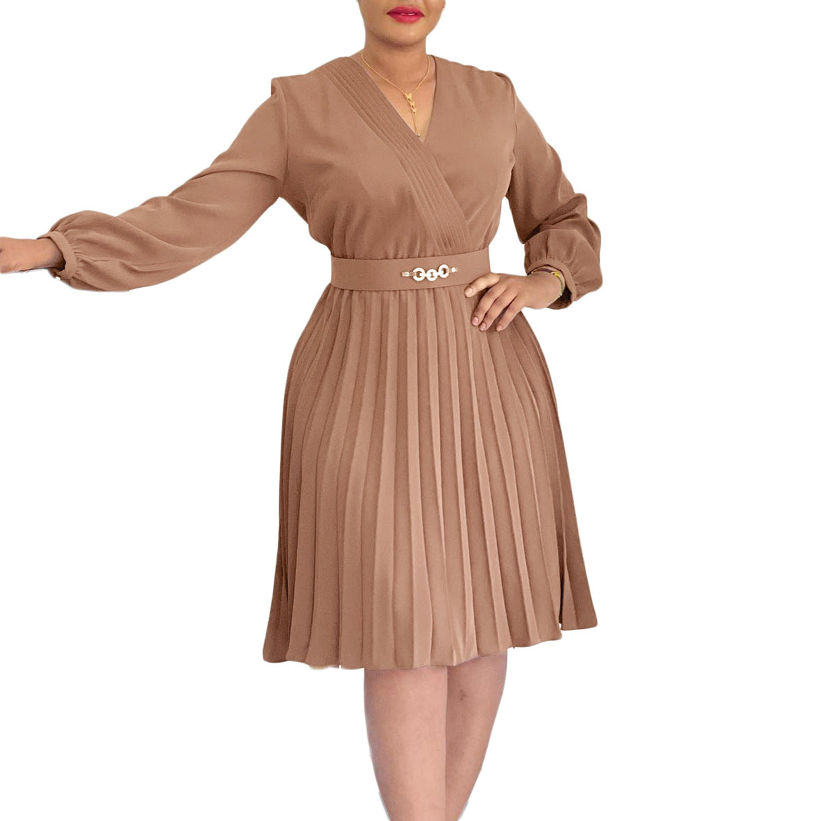 Robe portefeuille plissée pour femmes avec ceinture et élégante broche Chic und Stil