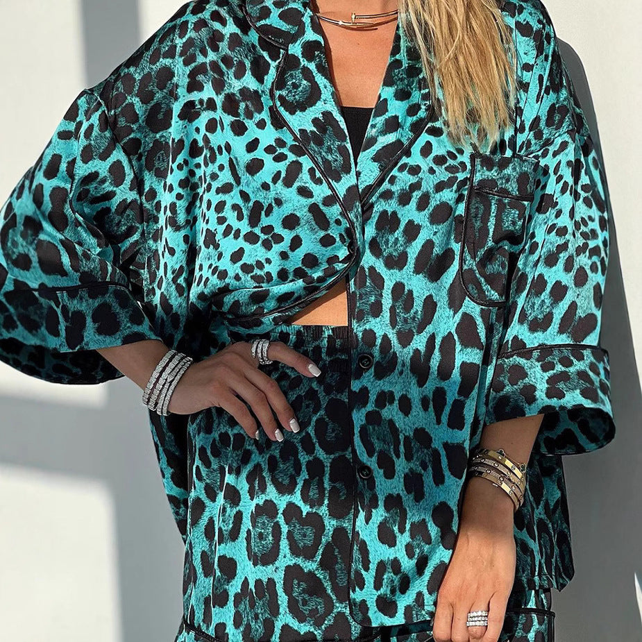 Blouse courte à manches courtes en satin pour femmes avec motif léopard et coupe décontractée Chic und Stil