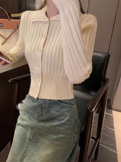 Pull en tricot fin pour femmes avec élégante patte de boutonnage et design côtelé structuré Chic und Stil