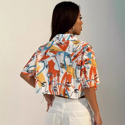 Blouse cropped pour dames avec impression graphique vive et fermeture à bouton pratique Chic und Stil