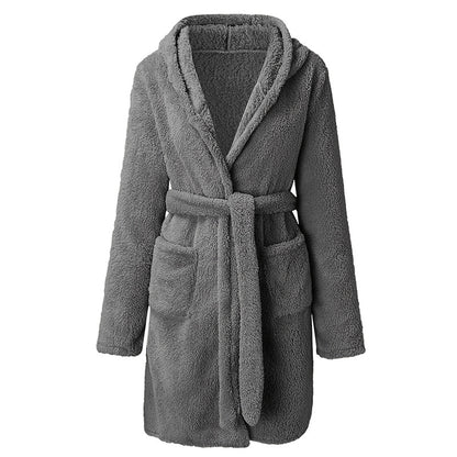 Robe de bain en polaire douillette pour femmes avec capuche et poches pratiques Chic und Stil