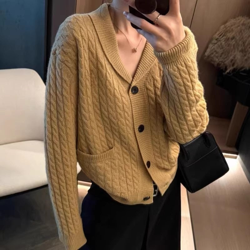 Cardigan femme avec motif en cable et poches plaquées Chic & Stil