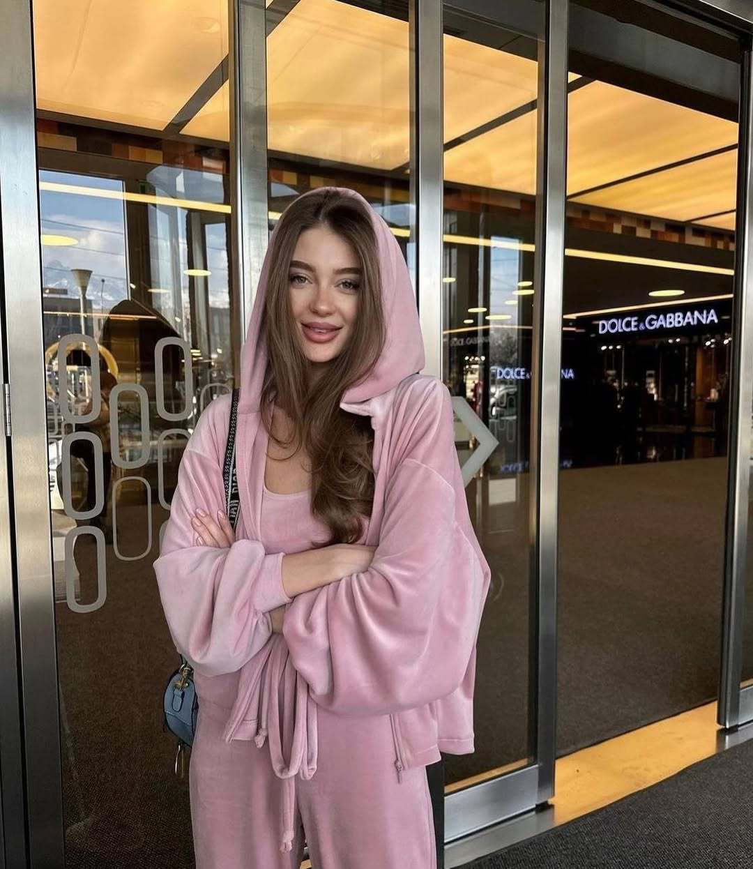 Two-piece women's sports outfit with a long hoodie and comfortable jogging pants Chic und Stil