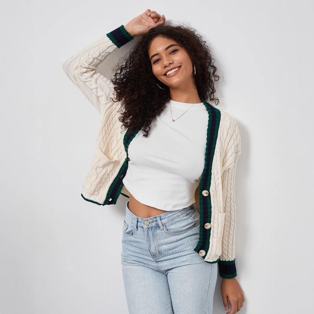 Cardigan en gros tricot pour femmes avec patte de boutonnage décorative et ourlet assorti.