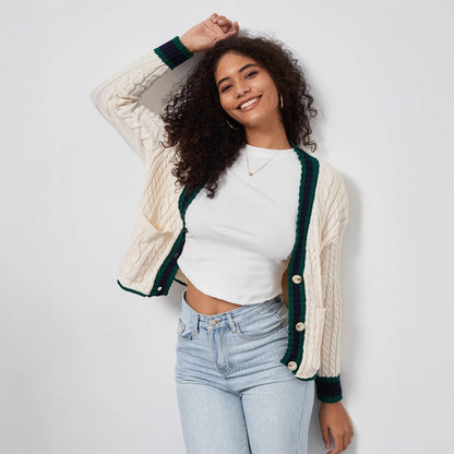 Cardigan en gros tricot pour femmes avec patte de boutonnage décorative et ourlet assorti.