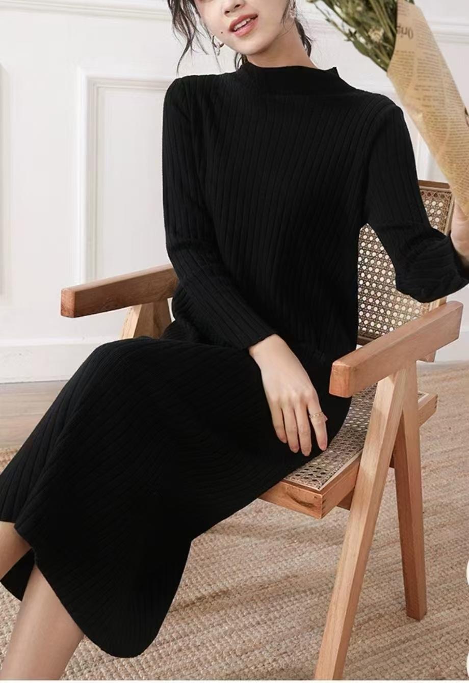 Robe en tricot pour femmes avec une fine texture côtelée et un col montant Chic und Stil