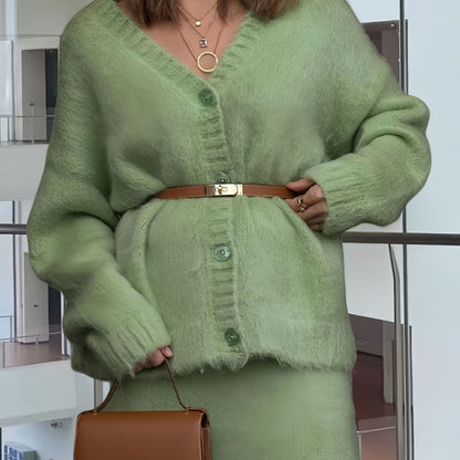 Robe tricotée pour femmes avec décolleté en V profond et matériau mohair doux Chic und Stil
