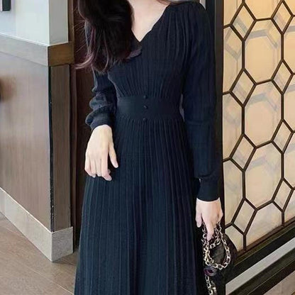 Robe maxi plissée pour dames avec décolleté en V et accentuation élégante de la taille Chic und Stil