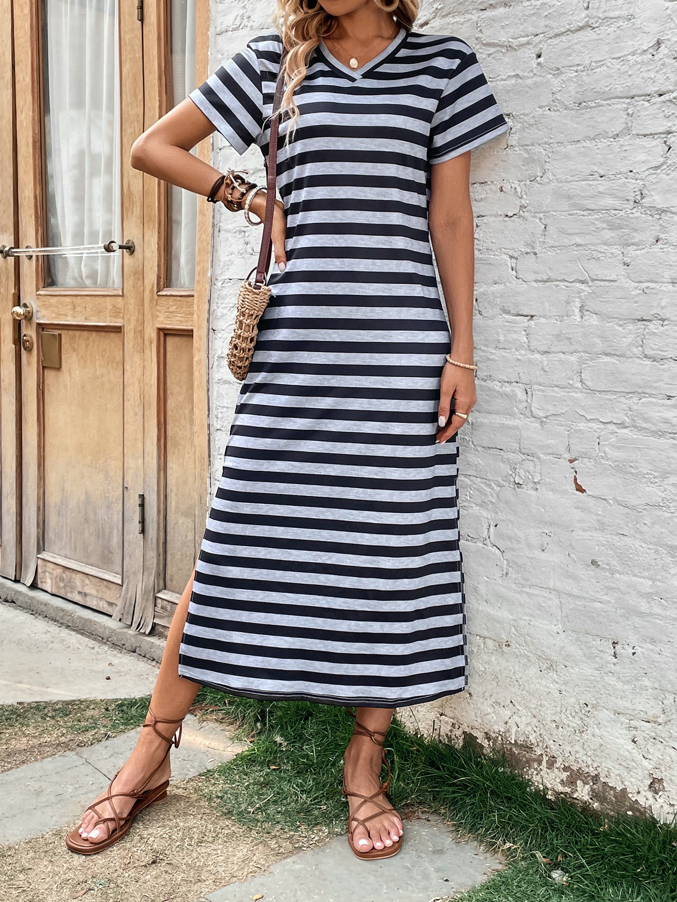Robe maxi rayée pour femmes au design décontracté à décolleté en V avec fentes latérales Chic und Stil