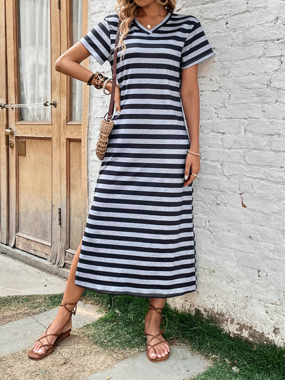 Robe maxi rayée pour femmes au design décontracté à décolleté en V avec fentes latérales Chic und Stil