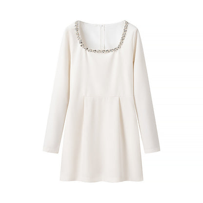 Robe élégante pour femmes avec un joli col rond et des détails décorés Chic und Stil
