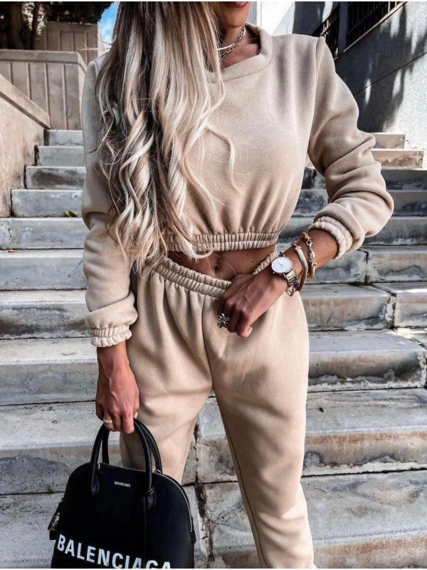 Sporty women's set consisting of a cropped sweatshirt and elastic pants Chic und Stil