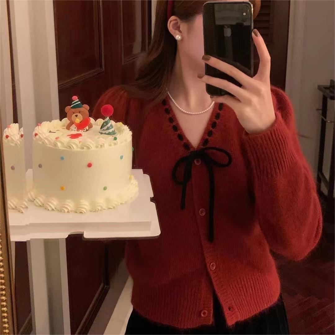 Ladies soft pullover with contrasting buttons and elegant details Chic and Style