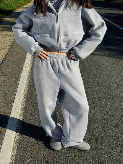 Comfortable women's pajama set with short hoodie and loose pants Chic und Stil