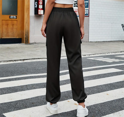 Women's cargo pants with elastic waist and practical side pockets Chic and Style