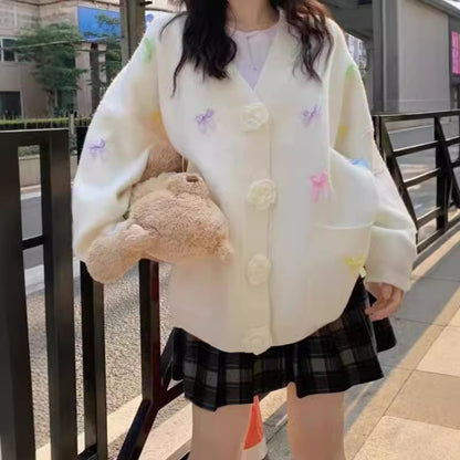 Dames cardigan avec des applications de fleurs ludiques et de grands boutons Chic und Stil