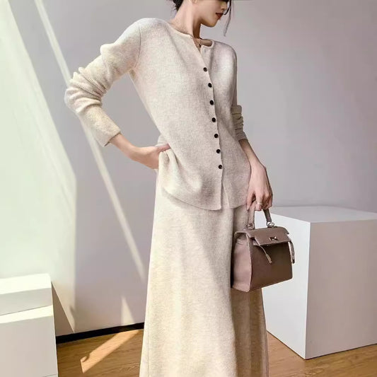 Robe en tricot élégante pour femmes avec une silhouette féminine et un joli décolleté en V Chic und Stil