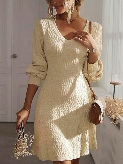 Robe portefeuille pour femmes avec motif structuré et décolleté en V Chic und Stil