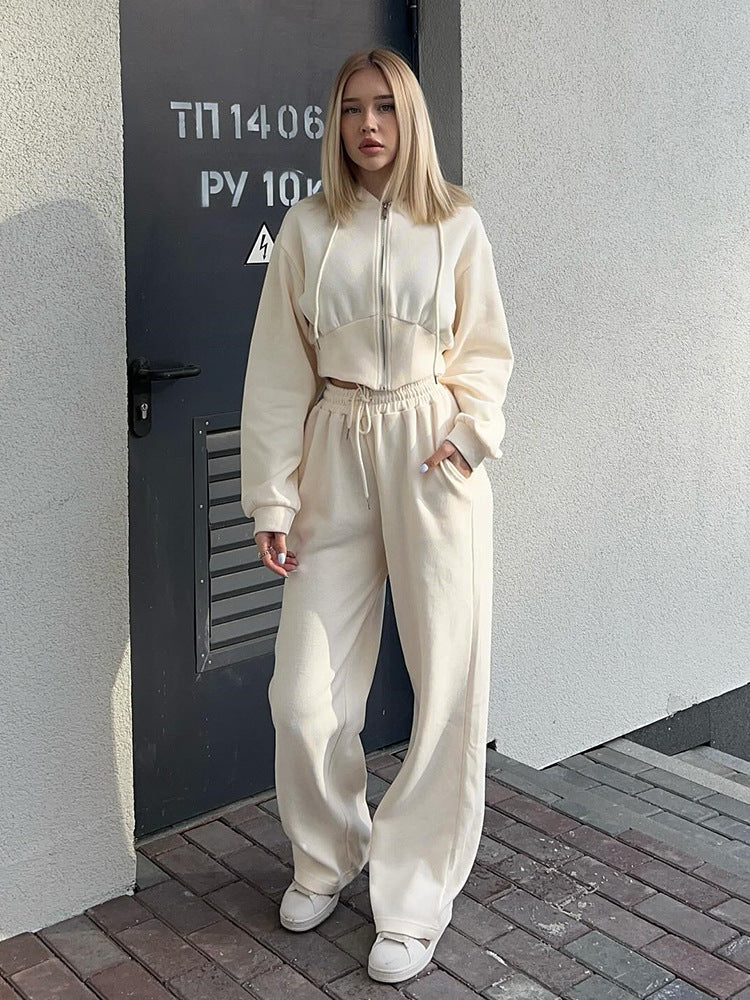 Dames Sweatpants avec hoodie court et coupe ample Chic und Stil