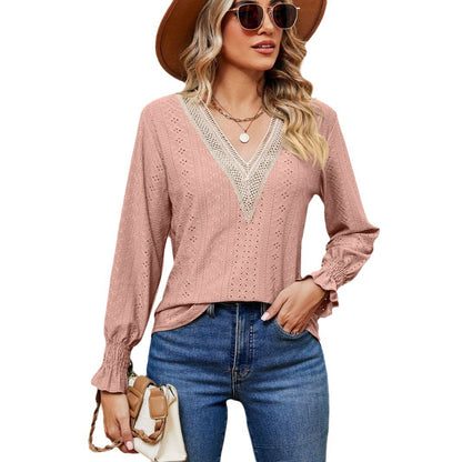 Chemisier pour dames avec des broderies aérées et décolleté en V Chic und Stil