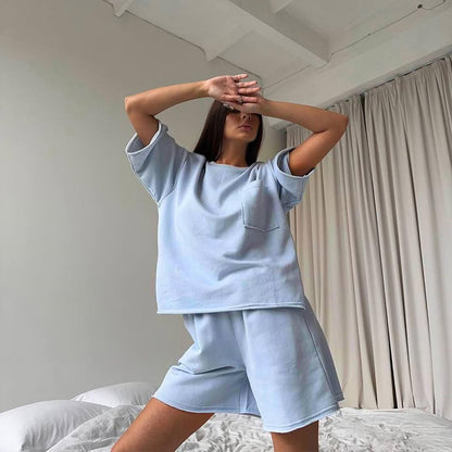 Ensemble de lounge décontracté pour femmes en matériau respirant avec t-shirt oversize et shorts Chic und Stil