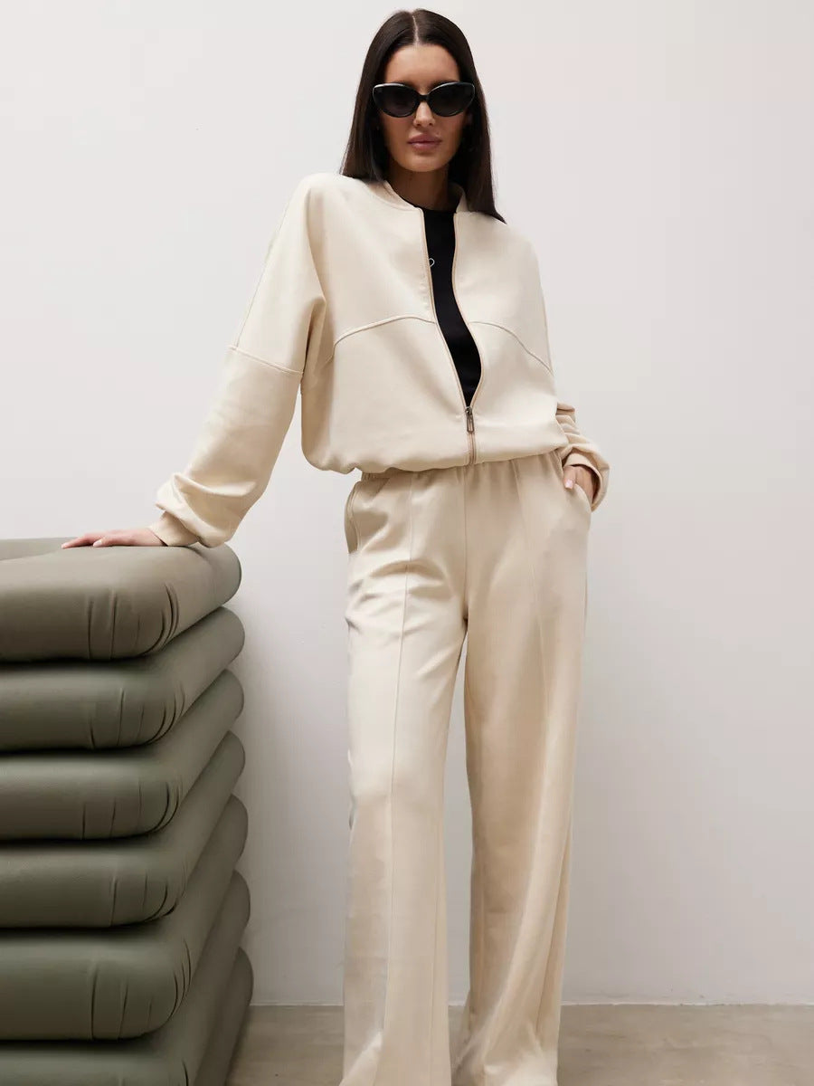 Costume de détente décontracté pour dames avec des détails de couture décoratifs et une fermeture éclair intégrale Chic und Stil