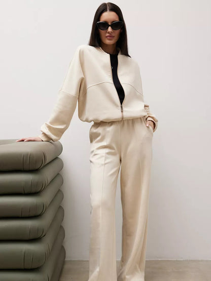 Costume de détente décontracté pour dames avec des détails de couture décoratifs et une fermeture éclair intégrale Chic und Stil