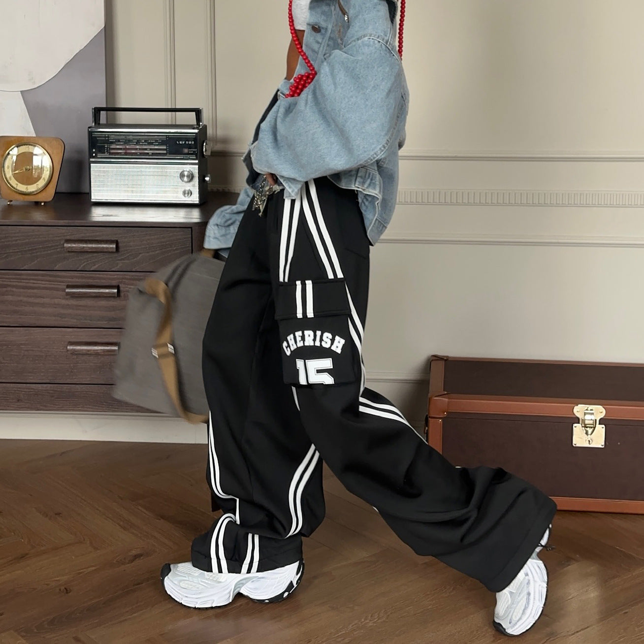 Casual cargo pants for women with side pockets and contrasting stripes Chic and Style