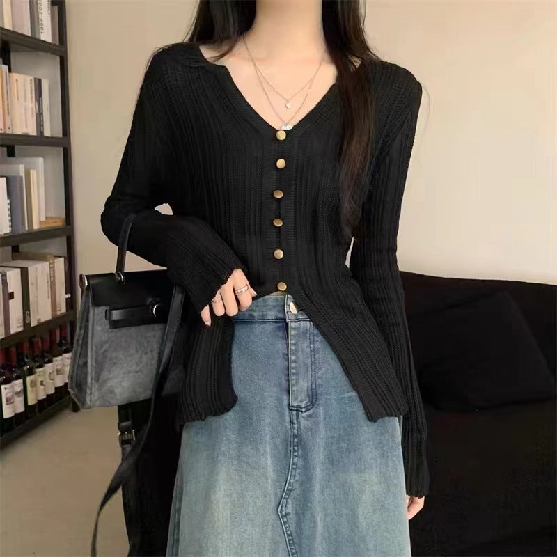 Pull élégant pour femmes avec décolleté en V, détails de boutons et manches décontractées Chic und Stil