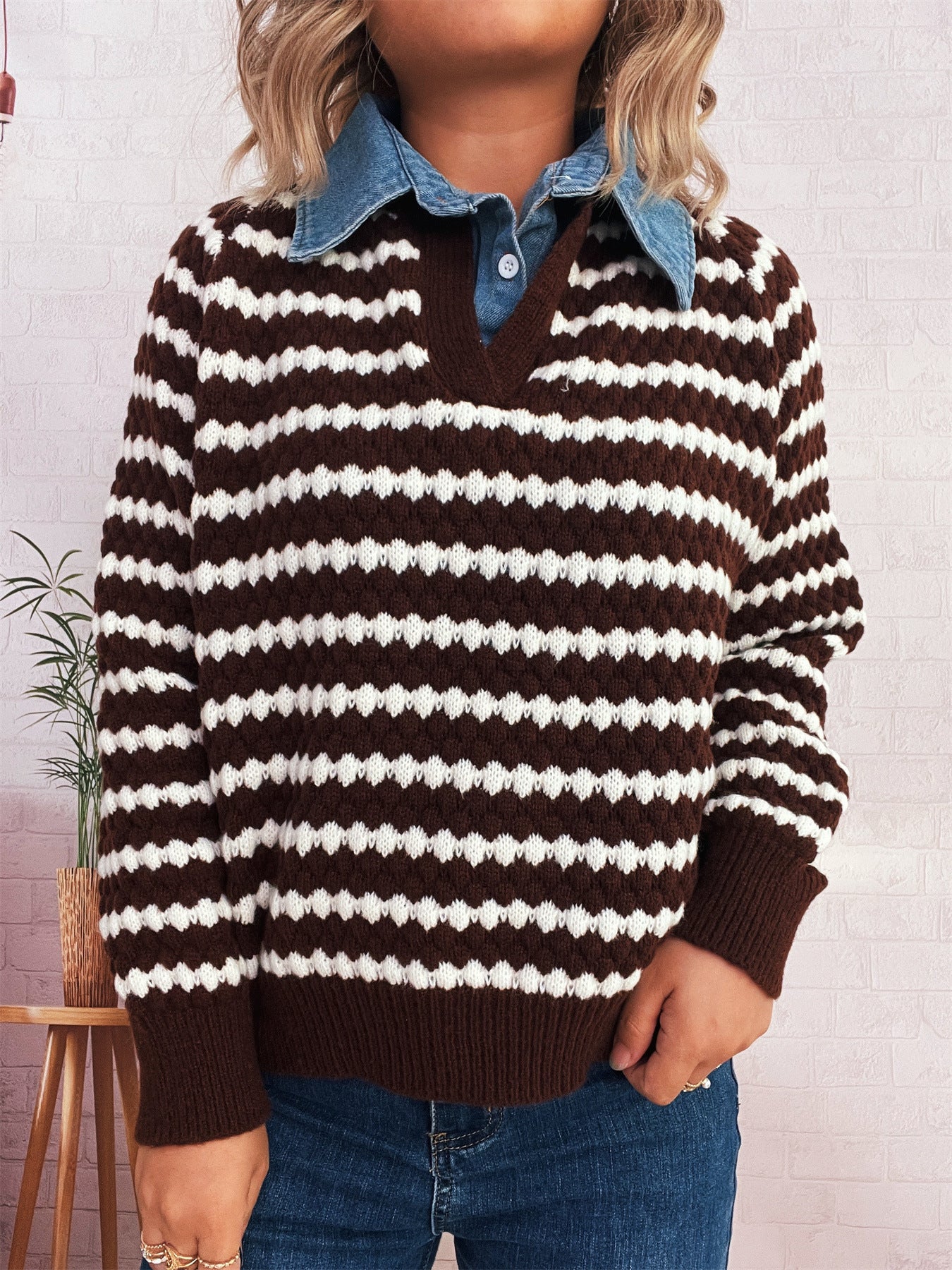 Pull en tricot pour femme avec un décolleté en V profond et un motif rayé marqué Chic und Stil