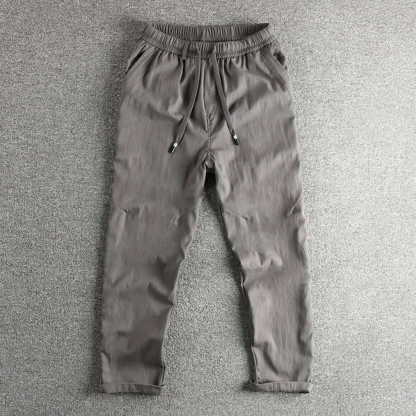 Men's athletic leisure pants with elastic waistband and practical drawstring Chic und Stil