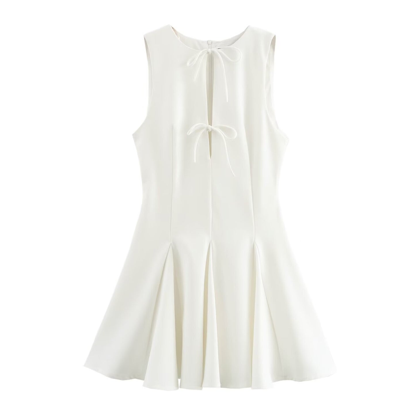Robe de loisirs pour femmes avec des détails de nœuds raffinés et un ourlet flottant Chic und Stil