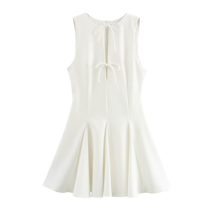 Robe de loisirs pour femmes avec des détails de nœuds raffinés et un ourlet flottant Chic und Stil