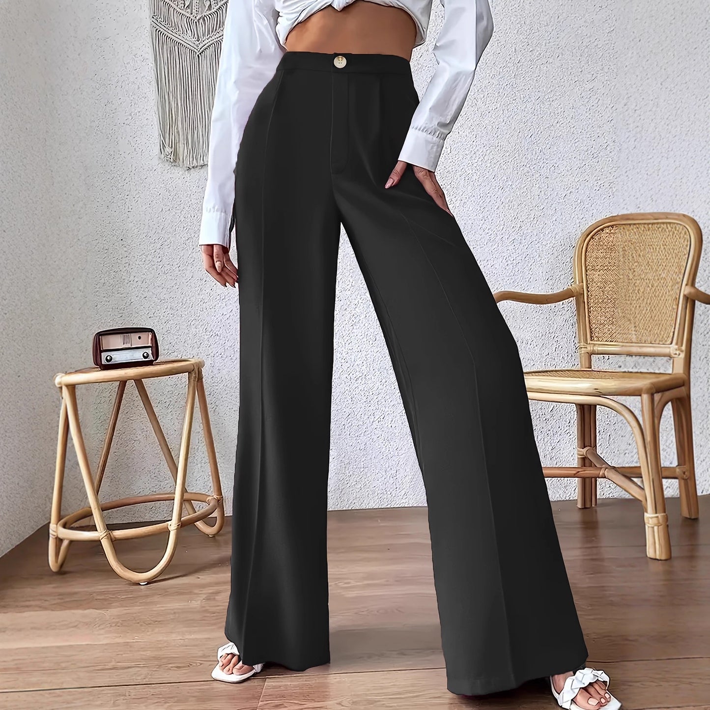 High-waisted Palazzo pants for women, with a fitted waist and discreet button detail Chic and Style