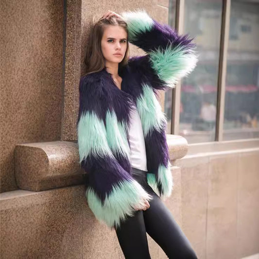 Blazer en fausse fourrure tendance pour femmes avec un design structuré et des manches volumineuses Chic und Stil