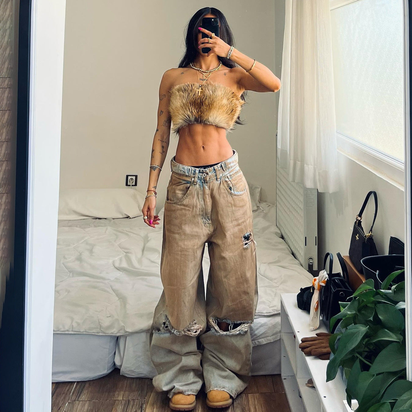 Baggy jeans for women with frayed hem and worn look Chic and Style